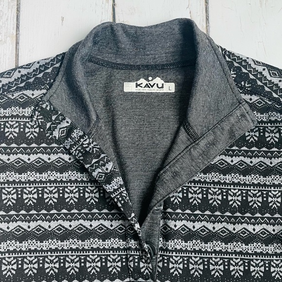 Kavu 1/4 Button Up Layering Over Shirt in Black and Gray - Picture 7 of 9